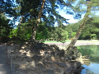 浄土式庭園内の築山