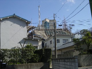 住宅地沿いに江波山気象館を望む