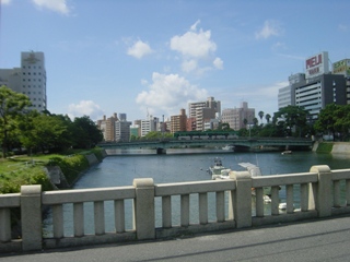 京橋より南（稲荷大橋）を眺める