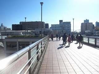 東神奈川駅前