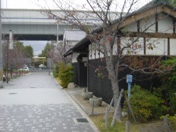 神戸酒心館と阪神高速