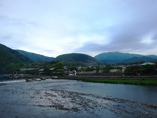 渡月橋より小倉山を望む