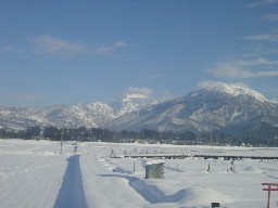 五日町駅付近から望む雪山