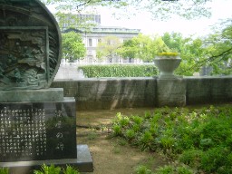 淀屋屋敷跡の碑（背後は日銀大阪支店）