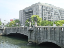 淀屋橋と大阪市庁舎