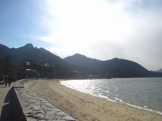 厳島神社参道と海岸風景