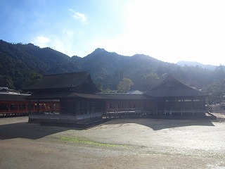 厳島神社社殿と山並み