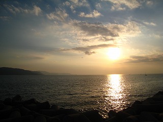 明石海峡の夕景と淡路島の島影