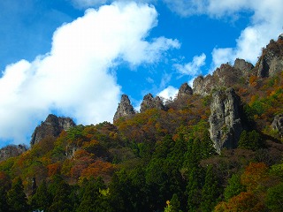 紅葉に映える妙義山の風景