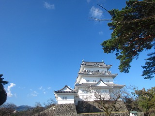 冬晴の空と小田原城の風景