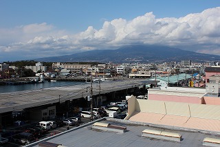 沼津港から富士山の方向を望む風景