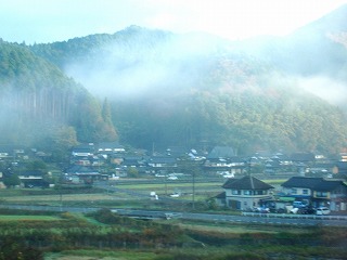 霧のかかる山里