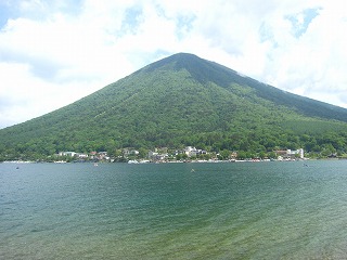 中禅寺湖と男体山