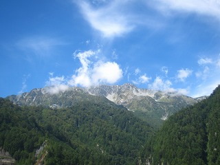 黒部ダムから立山連峰を望む
