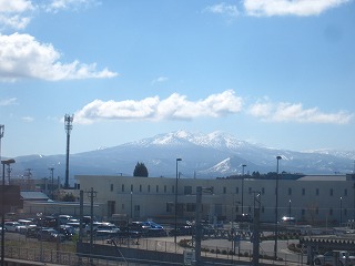 新青森駅から見た八甲田山系