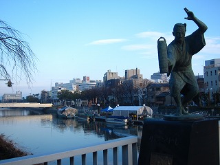 市街地を流れる川