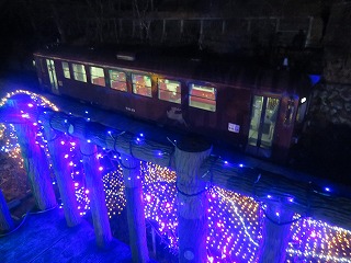 間藤駅のライトアップ