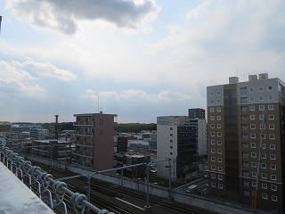 つくばエクスプレス線越しに市野谷の森方向を望む