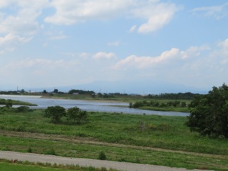 利根川から赤城山を望む
