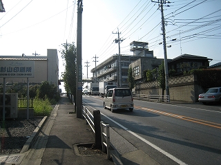 咬