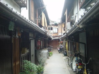 三上家路地