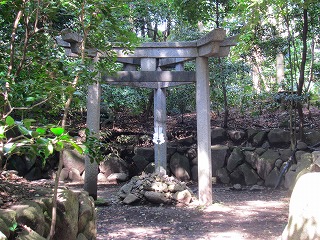 蚕ノ社・石製三柱鳥居
