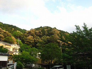 東山の照る夕日