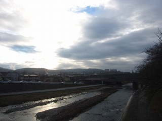 鴨川と東山の朝焼け