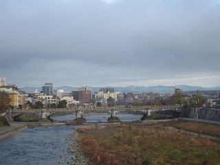 塩小路橋より中心部方向を望む