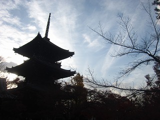真正極楽寺・五重塔と夕空