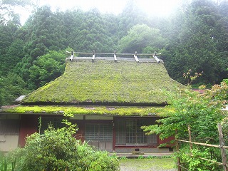茅葺き屋根の民家