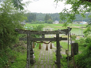 朴沢八幡神社の鳥居越しの風景