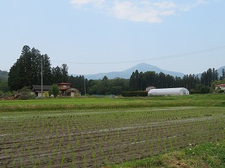 集落の向こうに泉ヶ岳を望む