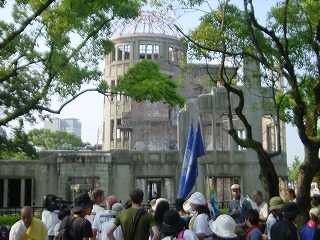 原爆ドーム前に立つ