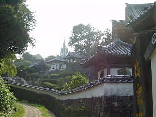 寺院と教会が見える風景