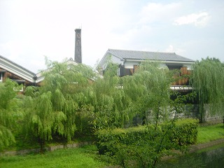 宇治川派流と酒蔵の風景