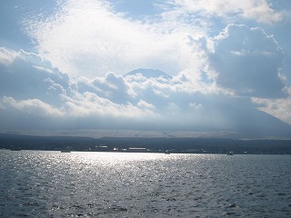 山中湖、わずかに望む富士山