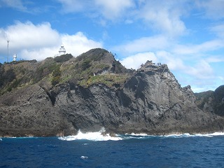 石廊崎、海上から見上げる風景