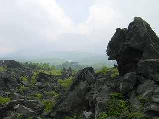 浅間山と鬼押出しの風景