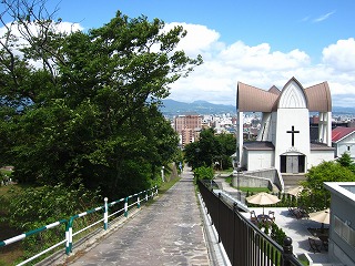 チャチャ登りと函館聖ヨハネ教会の風景