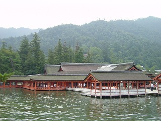 満潮の洗う厳島神社の風景