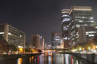 淀屋橋からみた大阪・中之島の夜景
