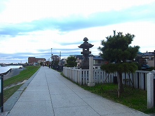 旧江戸川沿いに立つ常夜燈の風景