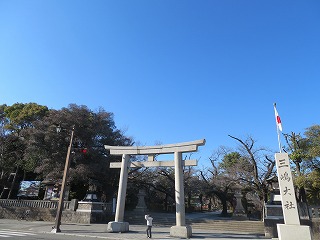 三嶋大社、快晴の鳥居前の風景