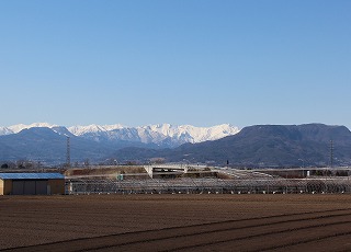 昭和村内から残雪の谷川連峰を望む風景