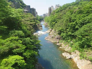 新緑が鮮やかな鬼怒川温泉の風景