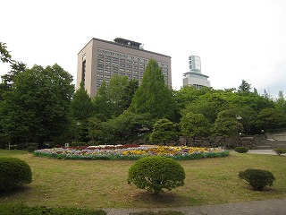 勾当台公園と宮城県庁舎を望む風景
