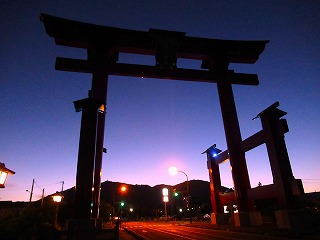 夕刻の彌彦神社大鳥居越しに弥彦山を望む風景