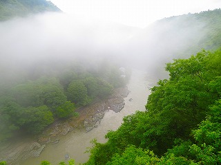靄の立ちこめる保津峡の風景