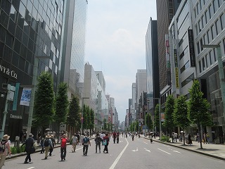 梅雨空の銀座、歩行者天国の風景